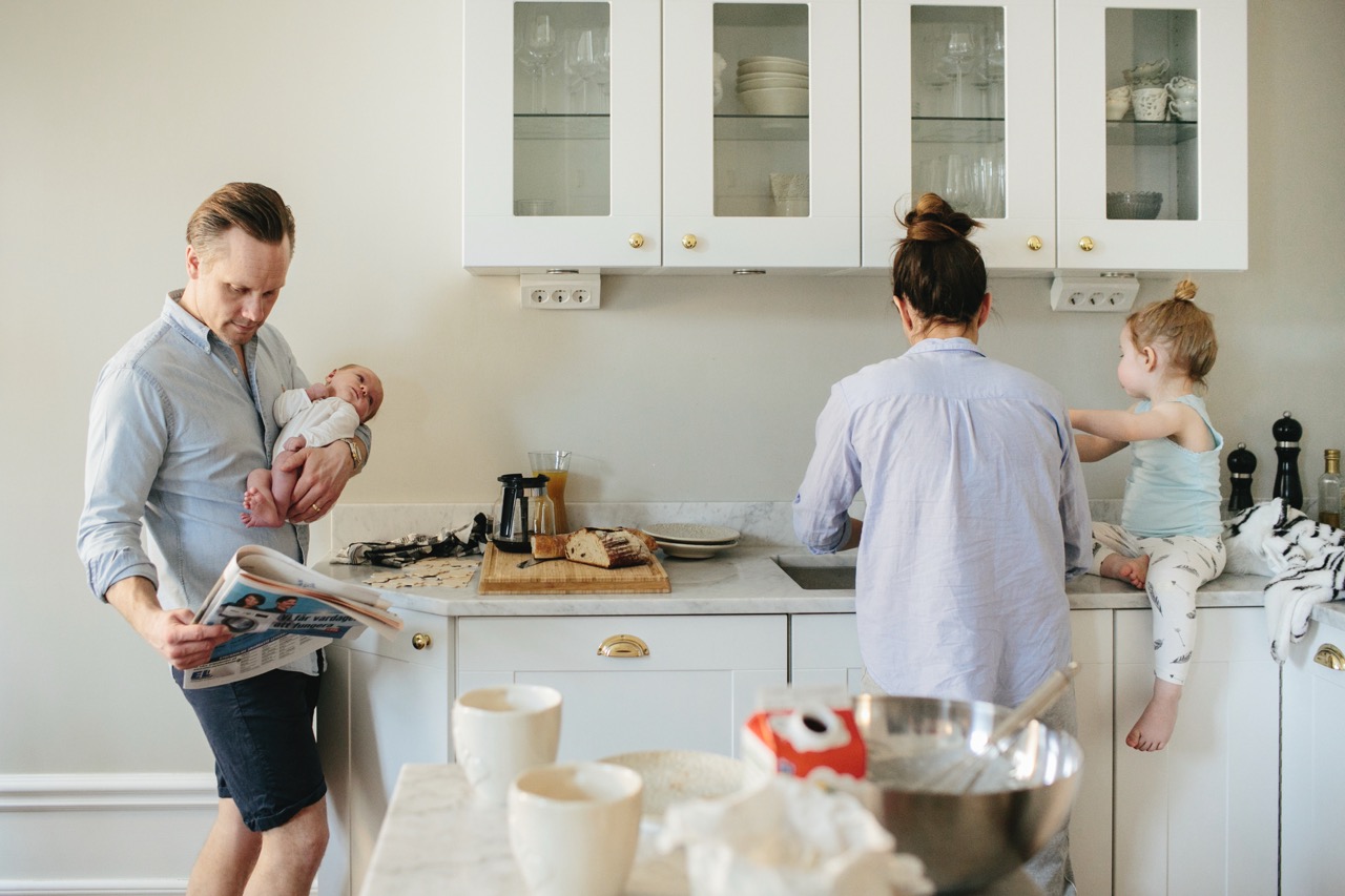 Eine Familie in der Küche mit einem Baby und einem Kleinkind.