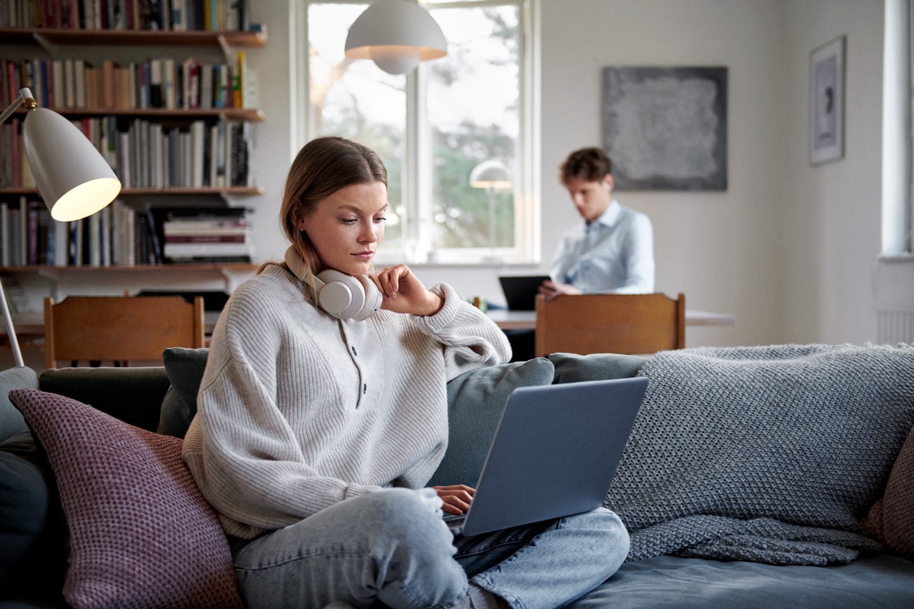 Zwei Personen arbeiten an Laptops.