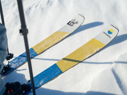 Skier mit Vattenfall-Logo im Schnee, Outdoor-Wintersport in den Bergen