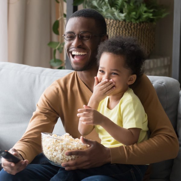 Vater und Sohn mit Popcorn