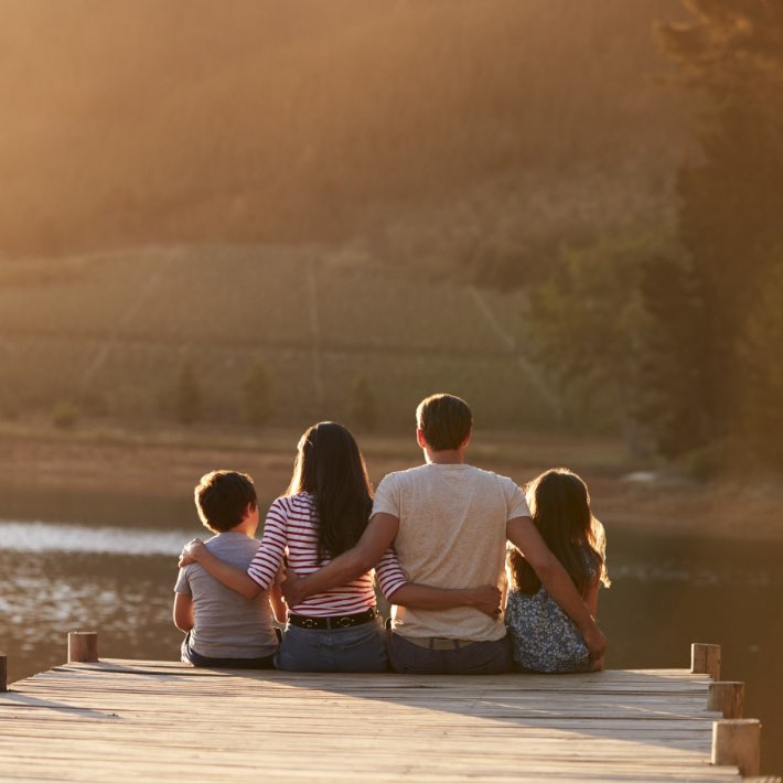 Familie am See beim Sonnenuntergang
