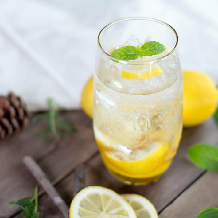 Limonade mit Eis und Zitronen