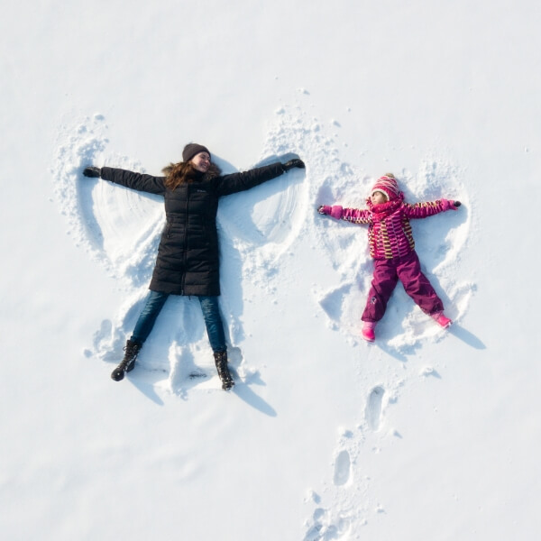 Frau mit Kind im Schnee