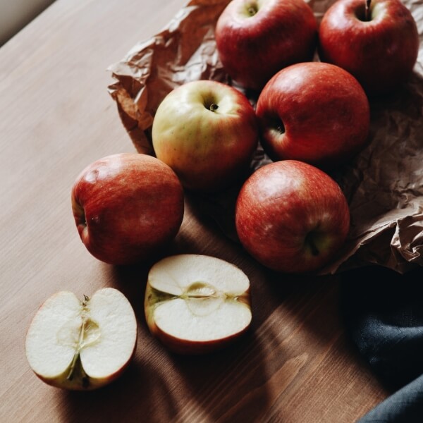 Äpfel auf einem Tisch