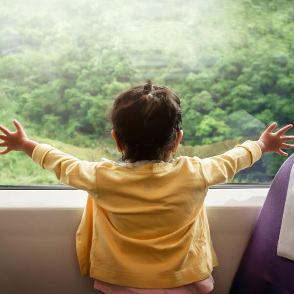 Kind schaut aus dem Zug