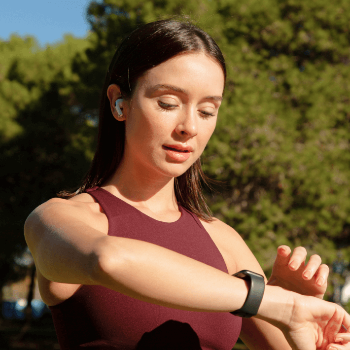 Frau mit Smartwatch um Handgelenk