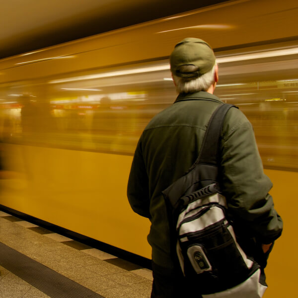 Wartende Person in U-Bahnstation