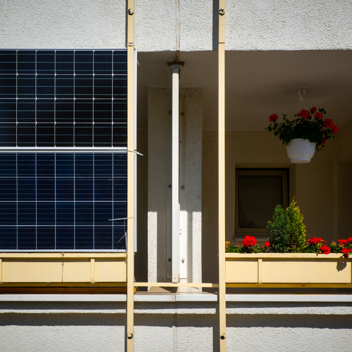 Balkon mit Solarpanel