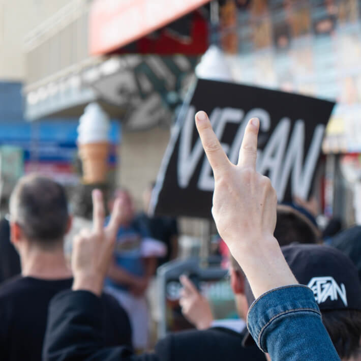 Personen zeigen Peace Zeichen auf der Straße