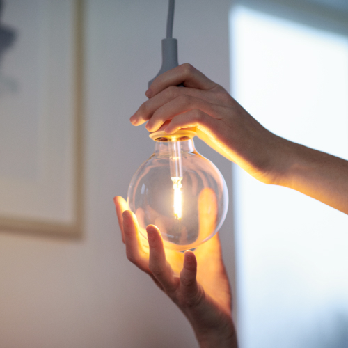 Lampe wird in die Fassung gedreht