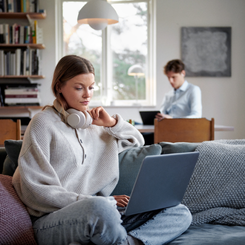 Paar sitzt am Laptop und recherchiert
