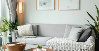 Gut beleuchtetes Wohnzimmer