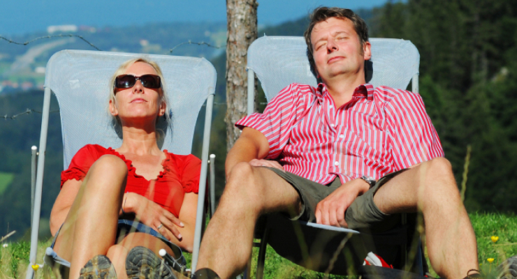 Ein Paar macht Pause bei einer Wanderung