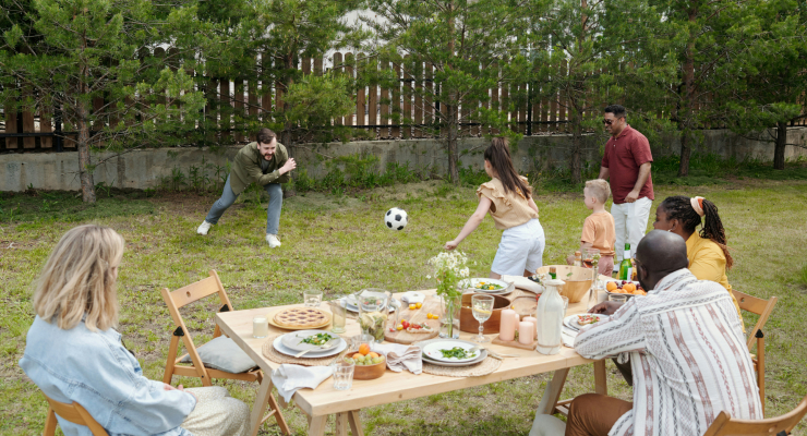 Eine Familie spielt Fußball im Garten