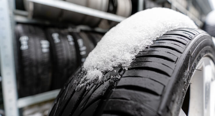 Reifen bedeckt mit Schnee