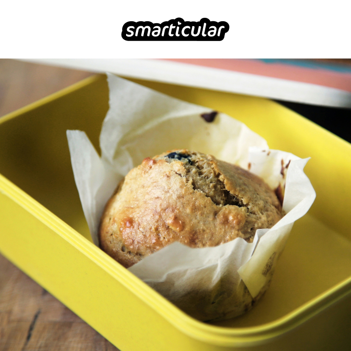 Muffin in Papier in gelber Lunchbox