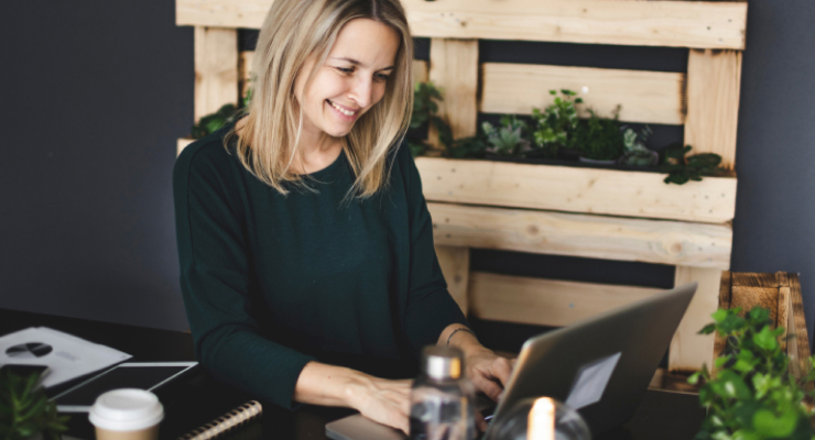 Frau am Laptop sitzend und tippend