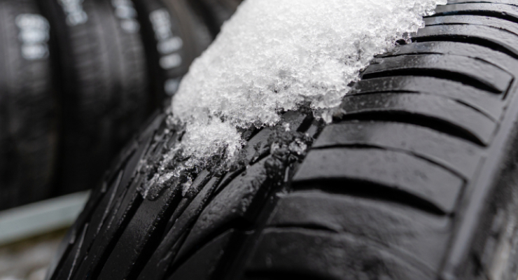Reifen mit Schnee bedeckt