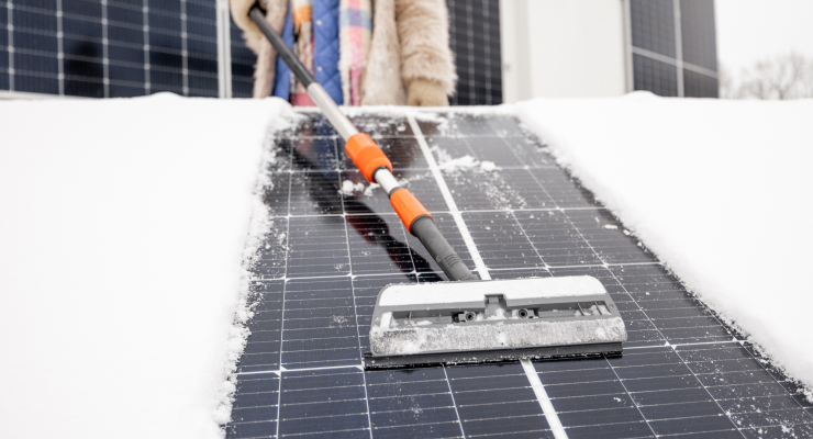 Frau befreit Solar-Panels von Schnee